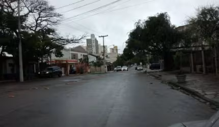 Terreno plano, localizado no Bairro Partenon. Próprio para residência ou comércio. Com 296m de área total. Bem localizado.&lt;BR&gt;Agende já sua visita!!!