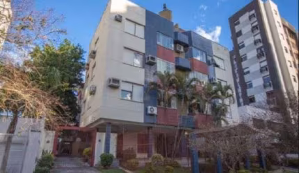 Cobertura com 3 amplos dormitórios, no bairro Tristeza, em Porto  Alegre/RS. Living 3 ambientes com sacada integrada, cozinha e área de serviço separada, dois banhos sociais. Andar superior com duas s