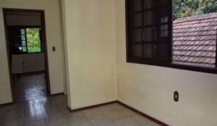 CASA com 3 dormitórios no bairro Partenon em Porto Alegre. &lt;BR&gt;Casa com 1 suíte, 2 banheiros, 1 lavabo, 3 salas, copa, cozinha, área de serviço e lavanderia. 1 vaga de garagem. Área construída: 