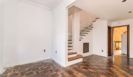 Casa tipo sobrado, próximo ao Hospital de Clínicas,  composta de:1º Pav.: Living 2 ambientes, lareira, sala de jantar, lavabo, banho auxiliar, lavanderia; 2º Pav.: 3 dormitórios amplos todos com sacad