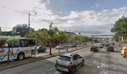 TERRENO  no bairro Teresópolis em Porto Alegre com 11m² de frente x 55 m² de profundidade em excelente localização. Próximo ao supermercado nacional da Av. Teresópolis. Agende sua visita!!