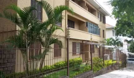 Apartamento com 3 (três) dormitórios, sendo 1 suíte, no bairro Petrópolis, com 94,85m²,  de frente com sacada,  living para dois ambientes, copa cozinha, área de serviço e despensa.  Iluminado e areja