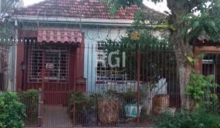 Casa de 2 dormitórios no Partenon. Living 2 ambientes, banheiro social, cozinha ampla, edícula com 2 dormitórios extras, churrasqueira e garagem para 4 carros.  Excelente localização, a poucas quadras