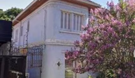 Casa com 4 (quatro)dormitórios no bairro Menino Deus, sala de estar para 4 ambientes, 2 banheiros sociais, copa, cozinha e despensa ampla. Em dois pavimentos. Possuí uma edícula nos fundos com 3 vagas