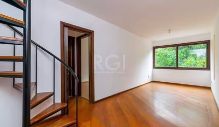 Cobertura 2 dormitórios no bairro Santo Antônio. Na parte inferior, 2 dormitórios, sala com living 2 ambientes, banho social e cozinha com área de serviço. Na parte superior , amplo salão com vista pa
