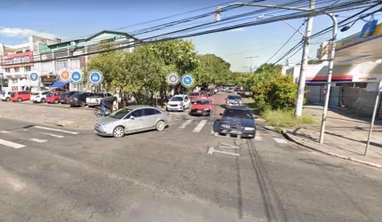 Ampla casa térrea de 6 dormitórios, 4 banheiros no bairro Camaquã. Excelente casa para comercio ou residência. Sendo na casa principal 4 dormitórios sendo um suíte, banheiro social, living 2 ambientes
