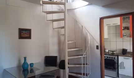 Cobertura com 2 dormitórios, lateral, com 97,58m2 de área privativa, piso frio e parquet, living, cozinha, banheiro social, na parte superior living com churrasqueira, terraço com churrasqueira e vist