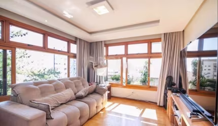 Semi mobiliado. Ótimo e espaçoso apartamento de frente com 232m2 privativos. com muito sol. 3 Dormitórios (1 suite master), banheiro social, lavabo, gabinete, living 4 ambientes em piso tabuão, sacada
