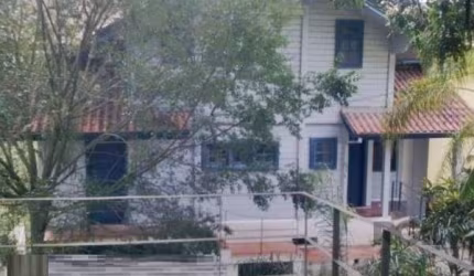 Casa/Sobrado no Bairro Vila Conceição - Oportunidade Única!&lt;BR&gt;&lt;BR&gt;Vende-se casa/sobrado com 03 dormitórios, localizado no bairro Vila Conceição, com 01 garagem descoberta. Esta propriedad