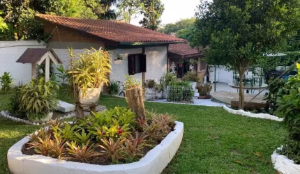 Sítio localizado em condomínio fechado no Bairro Ponta Grossa em Porto Alegre/RS&lt;BR&gt;Com casa principal e casa para caseiro. Totalmente ajardinado. Casa principal com três dormitórios, duas salas