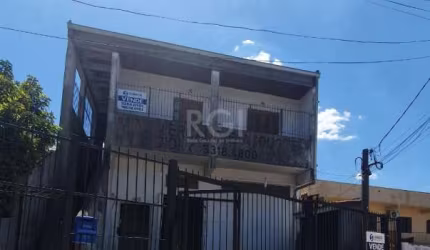 Casa Para Residência e Comercio, além de ter 5 Apartamentos para locação e mais casa dos fundos de 2 pisos... Perfeito para Locação.  O Andar superior com 4 dormitórios, 2 banheiros, TERRAÇO com linda