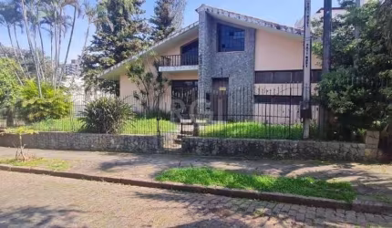 Casa de Esquina Comercial e Residencial no Jardim Lindóia!&lt;BR&gt;Venha conhecer essa incrível casa de esquina, localizada no bairro Jardim Lindóia, que oferece a possibilidade de ser utilizada como