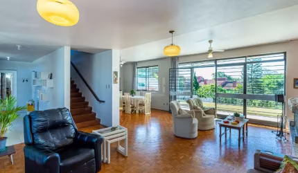 Vende no bairro Santa Tereza, casa com piscina com mais de 500metros quadrados, 5 dormitórios, suite, lareia e churrasqueira. Amplo patio com terraço e piscina.