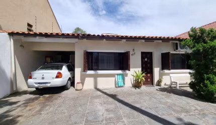 Casa térrea, no centro de Ipanema, a 80m do calçadão de Ipanema. Casa com 4 dormitórios, sendo 1 suíte.  Terreno medindo 11 x 37m.  Casa com piscina, lavanderia e dependência de empregada.  Ampla chur