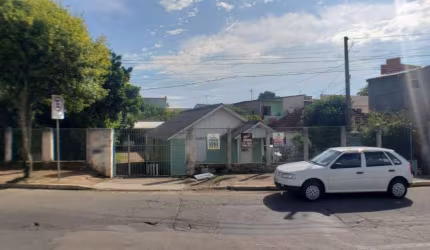 Terreno residencial em avenida movimentada, ao lado de diversos comércios. Medindo 10 de frente por 40 de fundos.