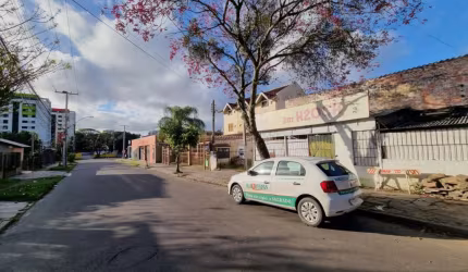 Terreno plano no bairro Tristeza, medindo 14 metros de frente por 70 de fundos. A 30 metros da rua Pereira Neto,  transporte público, comércios e colégios no entorno.
