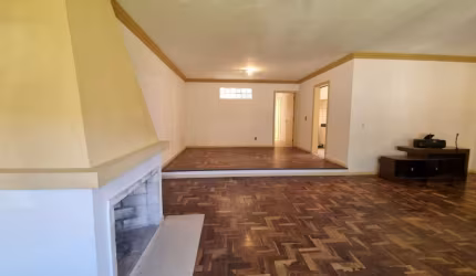 Ótima casa térrea no bairro Guarujá, á poucos metros do calçadão. Possui 180m² privativos, living amplo para até 3 ambientes com lareira, cozinha com móveis sob medida e bancada em granito. 03 amplos 