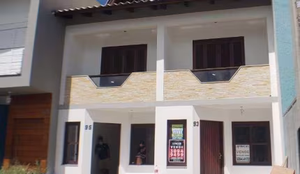 Casa de 3 pavimentos no Lagos de Nova Ipanema. 87,5m² privativos, living para 2 ambientes com lareira e lavabo, cozinha integrada, pátio com churrasqueira. Segundo pavimento com 2 suítes sendo a maste