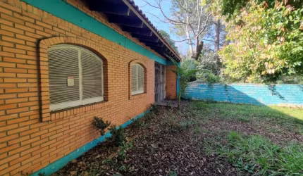 Terreno plano em avenida movimentada. Medindo 12,30 x 50 metros.&lt;BR&gt;Possui uma casa térrea com 60m² na frente e outra casa nos fundos do terreno.