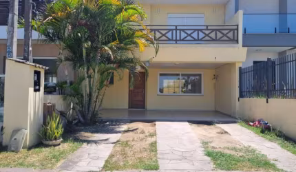 Casa no Jardim do Prado com 03 dormitórios sendo 01 suíte com sacada. Living para 02 ambientes com lavabo, cozinha integrada com armários , box de vidro e armários nos banheiros. Casa com pátio e chur