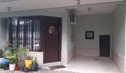 Ótima oportunidade para morar em condomínio de casas.Casa com 135m de área privativa, no Bairro Ipanema, com 3 quartos, sendo um deles suíte, lavabo, 3 banheiros, uma vaga para carro, churrasqueira no