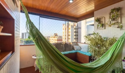 Confira essa oportunidade!  Apartamento com 96m2 privativos, vista definida e ótima posição solar, 03 dormitórios, sendo 01 suíte, living para dois ambientes, varanda com churrasqueira, cozinha, área 