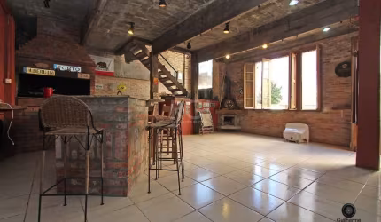 Vende-se casa muito ampla, ótima localização. Própria para consultórios ou moradia residencial, próximo à Rua 24 de Outubro.&lt;BR&gt;Não aceita imóvel, não aceita parcelado, aceita financiamento.&lt;