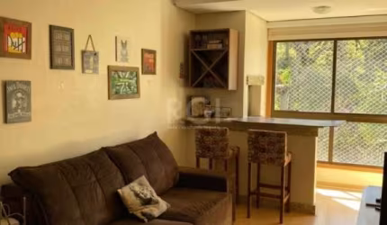 Vende-se apartamento de 2 dormitórios sendo 1 suíte, living amplo em 2 ambientes, churrasqueira, banho social, cozinha mobiliada, área de serviço independente e 2 vagas de garagem. Permanecem todos os