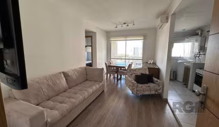 Vende-se belo apartamento de 2 dormitórios sendo 1 suíte, banho social, living amplo em 2 ambientes, sacada e churrasqueira, cozinha americana, área de serviço independente e 2 vagas de garagem. Prédi