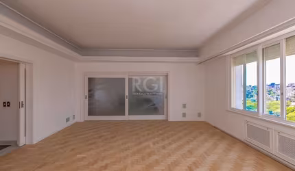Vende-se lindíssimo apartamento, clássico no coração do Moinhos de Vento. Hall de entrada espelhado, living amplo em 3 ambientes, 3 dormitórios sendo 1 suíte, vista perene, bem iluminado e arejado, co