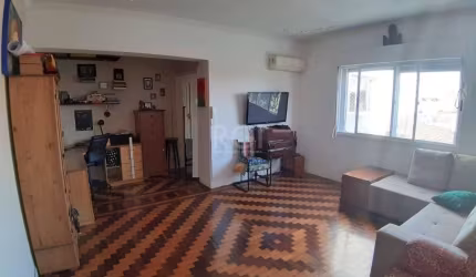 Apartamento de 3 dormitórios, hall de entrada, todo reformado, living amplo em 2 ambientes, lavabo, banho social, copa e cozinha, área de serviço independente e dependência de empregada..&lt;BR&gt; Pr