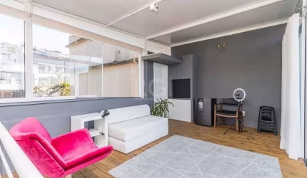Vende-se linda cobertura, semi mobiliada, 3 dormitórios no Bairro  Três Figueiras Porto Alegre. Com vista privilegiada, rua silenciosa, com ventilação cruzada em todas as áreas,  living, 3 dormitórios
