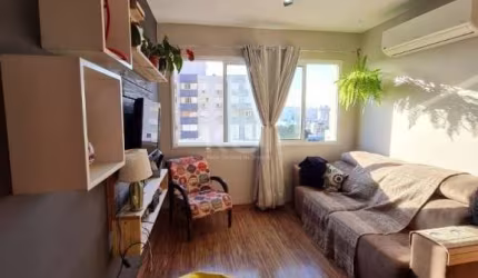 Vende-se apartamento com 3 dormitórios, living estendido 2 ambientes, banheiro social, ,cozinha americana, churrasqueira, área de serviço independente e 2 vagas de garagem. Condomínio com elevador, ,p