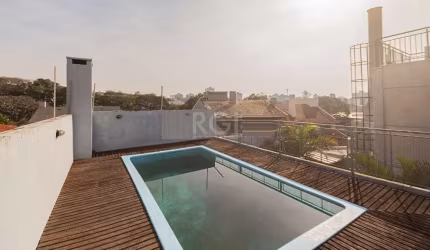 Vende-se casa localizada próximo ao Shopping Iguatemi e Bourbon Country. 4 quartos (dormitórios), suíte com banheira, living amplo em 2 ambientes com lareira, gabinete, cozinha montada com churrasquei