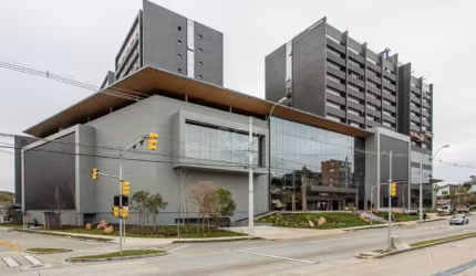 Sala comercial localizada dentro do Bourbon Shopping em Teresópolis POA/RS. Espaço contém uma sala com 33,59m² de área privativa e uma vaga rotativa, de frente para a Avenida Coronel Aparício Borges, 
