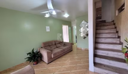 Casa com 3 dormitórios sendo um suíte, com sala de estar, cozinha no estilo americana, living 2 ambientes, área de serviço, sacada, terraço, garagem e pátio na frente.&lt;BR&gt;No segundo piso conta c
