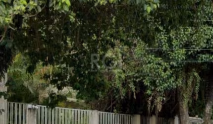 Casa com quatro (4) dormitórios,  duas (2) vagas de garagem, no bairro Passo da Areia em Porto Alegre.&lt;BR&gt;Living para dois ambientes, banheiro social, copa, cozinha, área de serviço e pátio.&lt;