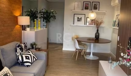 Excelente apartamento, todo mobiliado e decorado, de 2 dormitórios, living para dois ambientes, cozinha com área de serviço e banheiro social. &lt;BR&gt;Possui uma vaga de garagem escriturada (descobe