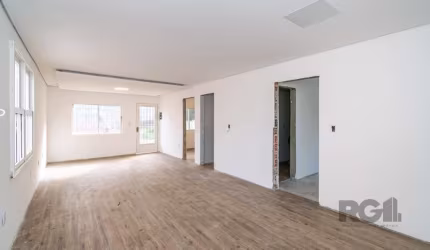 Ótima casa no bairro Cristal, com 96m² construídos, em terreno com 310m² (9,40x33m), em fase final de reforma geral. Possui living amplo com cozinha integrada, 3 dormitórios sendo 2 suítes, banheiro s