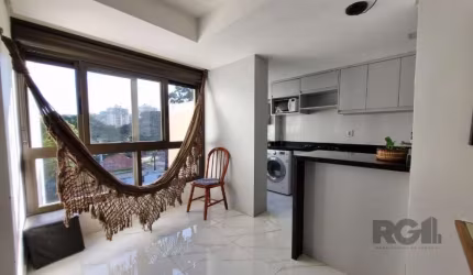 APARTAMENTO bairro CRISTAL, zona sul de PORTO ALEGRE, RS.&lt;BR&gt;&lt;BR&gt;Belíssimo  apartamento, 2 dormitórios, sendo 1 suíte, living, cozinha americana com churrasqueira  ,  refrigerador, área de