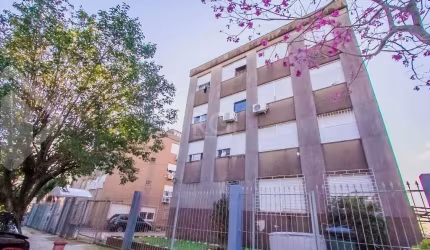 Ótimo apartamento de 2 dormitórios, totalmente reformado, amplo, de frente, ótima orientação solar, sol da manhã, cozinha com passa pratos, área de serviço integrada e banho social com box blindex. Do