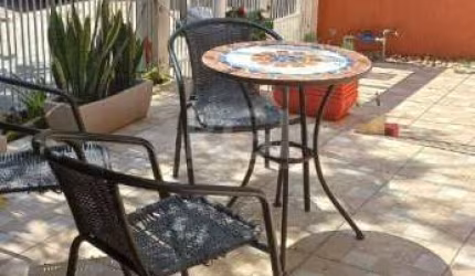 CASA NO BAIRRO MENINO DEUS COM 02 PAVIMENTOS. ANDAR TÉRREO COM 05 SUÍTES, SALA DE ESTAR E JANTAR, COPA, COZINHA , BANHEIRO SOCIAL E ELEVADOR . POSSUI PÁTIO COM LAVANDERIA E DEPENDÊNCIA DE EMPREGADA . 