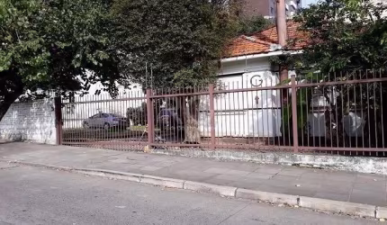 Excelente terreno medindo 11 X 34,  com 374m² de área total, em localização privilegiada, em uma das principais avenidas de Porto Alegre. Ideal para construção de prédio comercial, próximo à SOGIPA. V