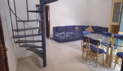Excelente cobertura com 02 dormitórios no Bairro Cristal. Com 124 m² de área privativa, composta de 02 dormitórios, semi-mobiliada, living para 02 ambientes, cozinha montada, despensa e banheiro socia
