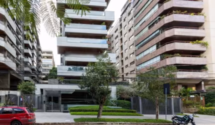Excelente apartamento mobiliado, com cerca de 256,42m² privativos e com 3 suítes, sendo uma suíte master com closet. Você pode contar também com hall de entrada com lavabo, amplo living com lareira e 