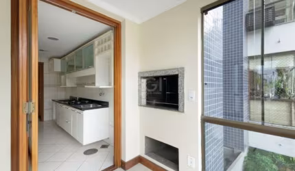 O apartamento possui três dormitórios, sendo um deles uma suíte com sacada. O living é amplo e possui uma sacada integrada, que foi fechada e conta com uma churrasqueira. O forro do apartamento possui