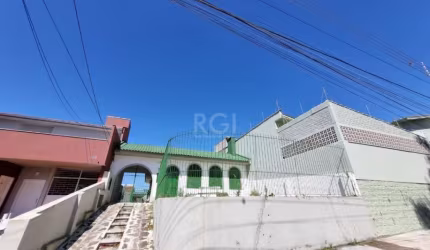 Casa térrea, com otima localização.&lt;BR&gt;Amplo living, cozinha, banheiro, tres dormitorios.&lt;BR&gt;Patio com piscina , uma edicula com dois dormitorios e banheiro.&lt;BR&gt;Vaga cobeerta para do