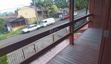 Ótima casa mista com 03 dormitórios, 02 deles com sacada integrada, ampla sala de estar com sacada, escritório, cozinha, banheiro social, espaçoso pátio com vista eterna para o Guaíba, garagem coberta