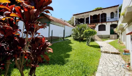 Casa no Bairro Tristeza - Oportunidade de Investimento!&lt;BR&gt;&lt;BR&gt;Vende-se sobrado no Bairro Tristeza, com uma distribuição única e uma ótima oportunidade de investimento. Este imóvel oferece