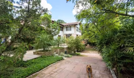 Excelente residência com cerca de 500m² privativos, semi mobiliada e com 4 dormitórios, sendo uma suíte. Você pode contar também com um amplo living com lareira, lavabo, sala de jantar, cozinha com ar